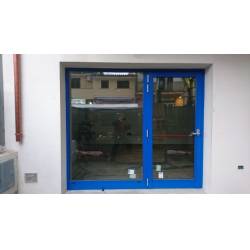 Porte in alluminio- vetrate per locali commerciali Serramenti Pau Alluminio Porte in alluminio